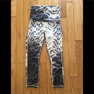 Lululemon cropped yoga pants size 4